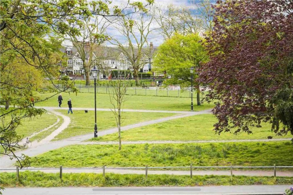 Family Clapham Common Park * London